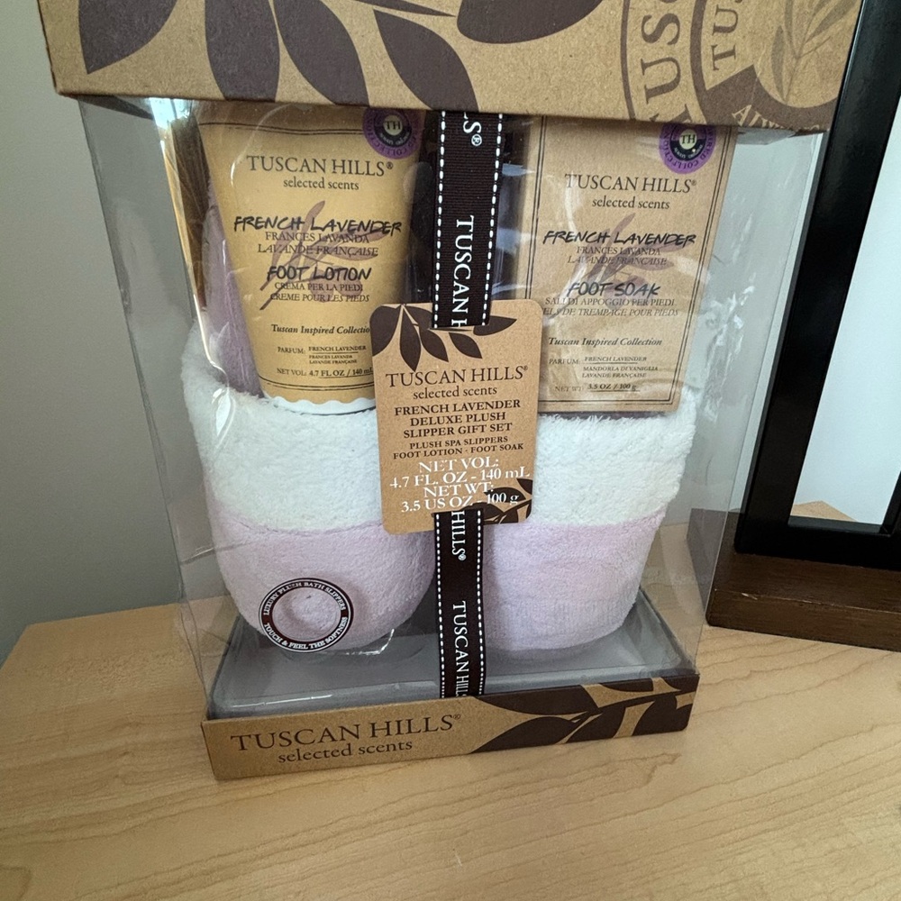 Tucson Hills French Lavender Bath & Body Gift Set -Purple & White- slippers